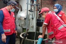 Sumur warga dinormalkan pascabanjir di Jember