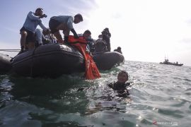 Pencarian Sabtu (16/1) KRI Kurau evakuasi satu kantong jenazah SJ 182