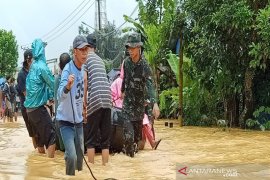 Dandim 1010 Rantau evakuasi korban banjir di HST