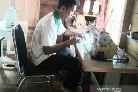 Kaki buntung diterkam buaya, Aris tetap mandiri dengan menjahit