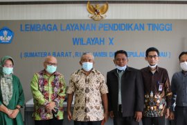 LLDIKTI Wilayah X serahkan SK perubahan  PTS dan SK izin penambahan Prodi Baru