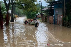 Banjir dan longsor di Kota Manado memaksa 500 warga mengungsi