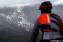 Gunung Semeru terus luncurkan lava pijar dan guguran awan panas
