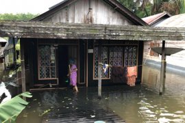 Pascabanjir, warga Desa Baru Kecamatan Awayan mulai membersihkan rumah