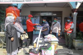 PMI Kota Solok serahkan bantuan untuk warga terdampak banjir