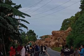 BPBD pakai alat berat bersihkan longsoran jalan Majene-Mamuju