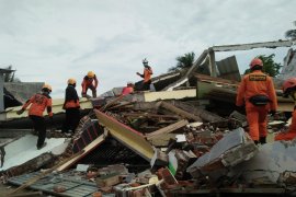 SAR Unhas : Masyarakat Sulbar berdatangan melihat kondisi rumah pascagempa