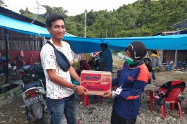 Relawan Mimika Papua serahkan bantuan kepada korban gempa di Mamuju