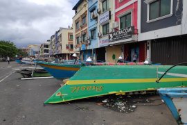 Perahu parkir gantikan mobil parkir di depan pertokoan Megamal Page 2 Small