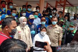 Tinjau banjir Jember, Mensos Risma minta pemerintah daerah siapkan cadangan logistik