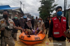 Bupati Tapin salurkan bantuan korban banjir HST