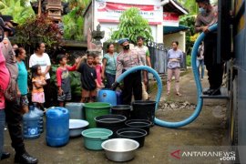 "Water canon" Polres Jembrana pasok air bersih bagi korban banjir