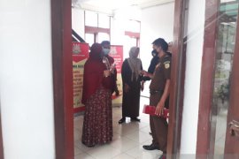 Kejari Kediri menahan dua tersangka kasus rekayasa data kredit PD BPR