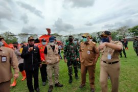 Marinir dan pasukan katak diterjunkan tangani banjir di HST