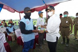 Petani Banyuwangi dapat jatah pupuk organik cair gratis