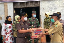 Kejari Tanah Laut bantu warga Kurau dan Bumi Makmur terdampak banjir
