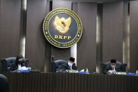 DKPP berhentikan jabatan Ketua KPU Jayawijaya Sonimo Lani