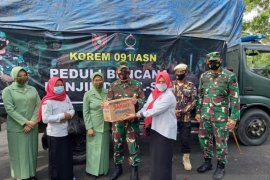 Danrem 091/ASN lepas rombongan bantuan kemanusiaan ke Kalsel