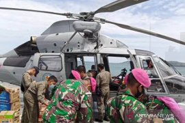 Dua helikopter bantu distribusi bantuan untuk pengungsi di lokasi terisolir Sulbar