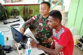 Satgas Yonif MR 413 ajarkan operasikan laptop kepada pemuda di perbatasan