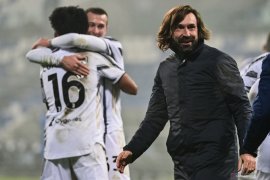 Trofi perdana sebagai pelatih, Andrea Pirlo bersuka cita