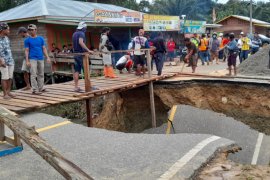 Jalan Lintas Kalimantan poros utara putus
