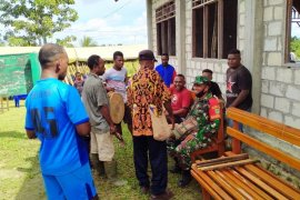 Babinsa Koramil Unurumguay gelar komsos dengan ketua musik suling tambur