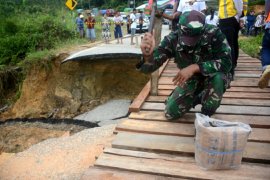 Jalan putus Sekatak, ada jembatan darurat hanya untuk motor