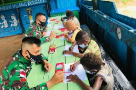 Satgas Yonif 125/Si'mbisa mengajar anak di perbatasan RI-PNG