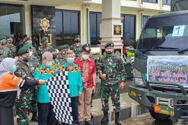 Divif 3 Kostrad salurkan bantuan untuk korban gempa di Majene dan Mamuju Sulbar