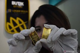 Emas dekati level tertinggi dua minggu di Asia saat dolar melemah