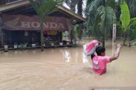 Banjir 1 meter lebih, ribuan warga Aceh mengungsi