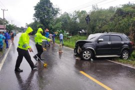 Mobil Terios vs Hiace, satu orang meninggal dunia