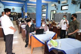 Pemkab Sidoarjo minta sekolah pinjamkan komputer ke siswa