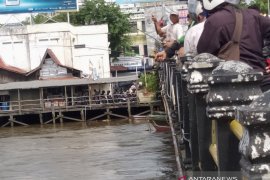 Warga Banjarmasin ramai-ramai memancing ikan lepas akibat banjir di sungai Martapura