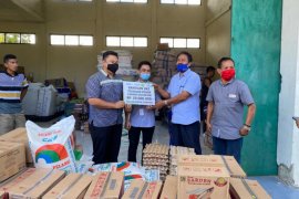 Pegadaian Syariah serahkan bantuan sembako untuk korban banjir Pidie