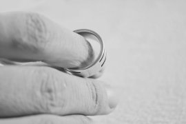 Apa itu "gray divorce"? Istilah perceraian di masa usia lanjut&nbsp;