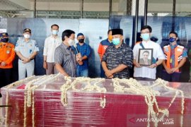 Wagub Babel serahkan jenazah Yulian Andika korban Sj-182