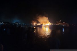 Kebakaran bengkel kapal di Tanjungpinang diduga karena arus pendek  listrik