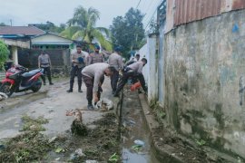 Satbrimob Polda Sulut membersihkan material banjir di Manado