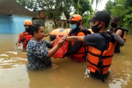 Bahu membahu warga Jember tangani banjir tanpa dukungan APBD