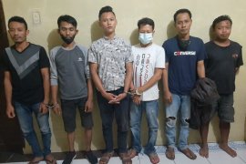 Polsek Binjai Timur tangkap enam orang laki-laki sedang memakai sabu-sabu