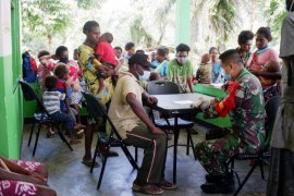 Satgas Yonif 756/WMS renovasi gereja dan layani kesehatan warga kampung Nayaro