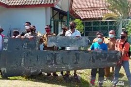 Serpihan sayap pesawat ditemukan di pantai Lagoi