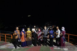 Anggota DPR Rezka Oktoberia kagumi keindahan puncak cemara Sawahlunto