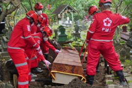 PMI Edukasi Pemakaman Pasien COVID-19