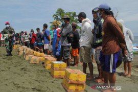 Penyaluran logistik untuk nelayan korban gempa Sulbar Page 1 Small