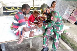 Satgas Pamtas Yonif MR 413 merawat dua anak Papua sakit malaria