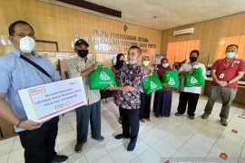 Alfamart salurkan program donasi konsumen di Jatim