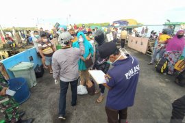 Satgas COVID-19 KKU tes antigen penumpang di Pelabuhan Teluk Batang